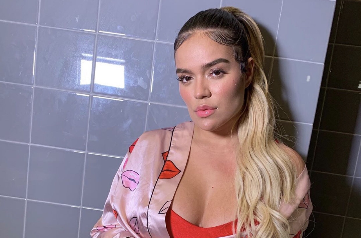 ¡SIN PUDOR! Karol G publicó una sexy foto mostrando el color de sus pezones