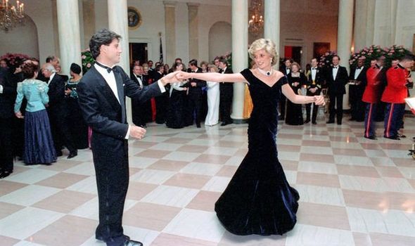 A subasta el vestido que usó la princesa Diana en su baile con Travolta