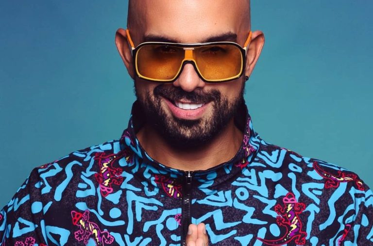 “No más xenofobia”: Cantante venezolano se roba la atención en la alfombra roja de los Latin Grammy (FOTO)