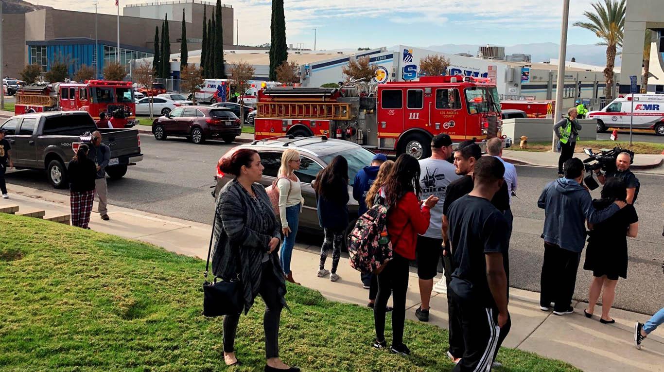 Muere el autor de matanza en una escuela secundaria de Los Ángeles