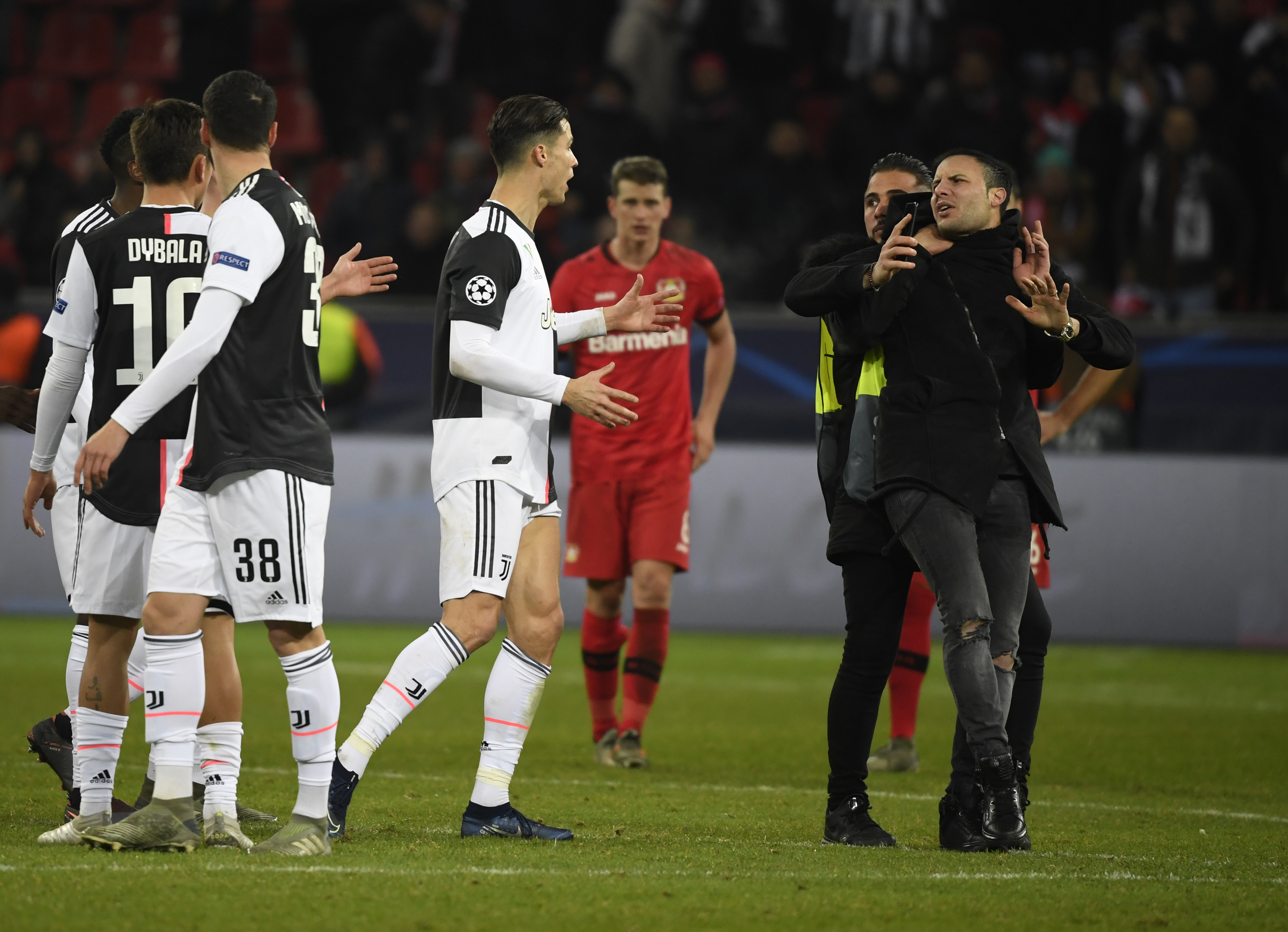 El tremendo enfado de Cristiano Ronaldo a un fanático que entro al campo para tomarse una selfie (VIDEO)