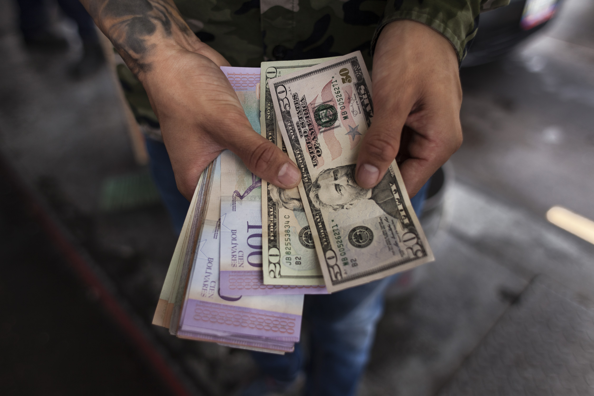 El bolívar se devaluó casi 15 % frente al dólar en una semana