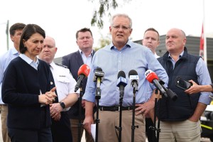 Primer ministro se disculpa por irse de vacaciones con Australia en llamas