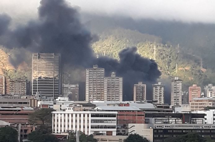 Fuerte explosión en subestación de Los Cortijos alarmó a los vecinos (Fotos y videos)