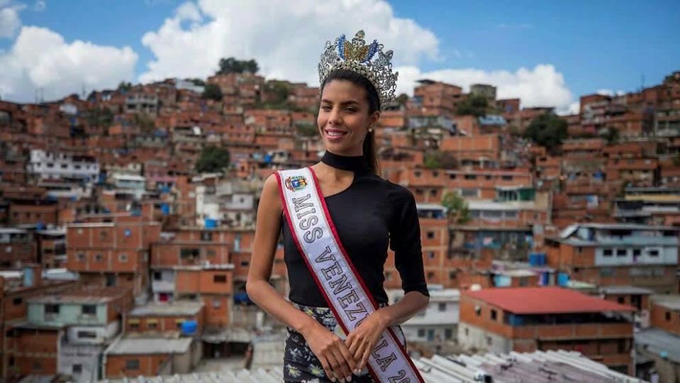 Vecinos de Petare rinden homenaje a Miss Venezuela Mundo (FOTO)