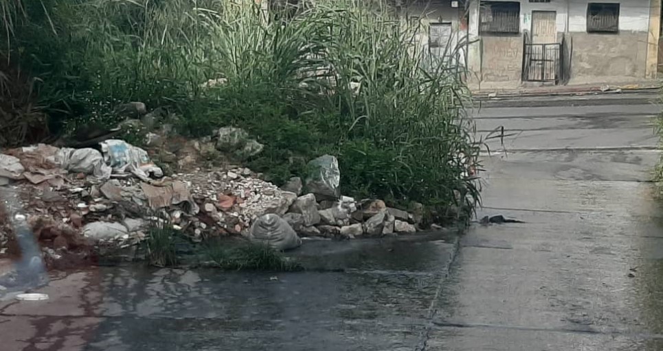 Escombros, basura y aguas negras: Así de abandonada se encuentra Pinto Salinas #12Dic (Fotos)