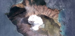 Policía neozelandesa dice que hay nueve personas desaparecidas tras erupción de volcán