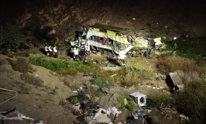 Al menos 20 fallecidos al caer un autobús por un barranco en Chile