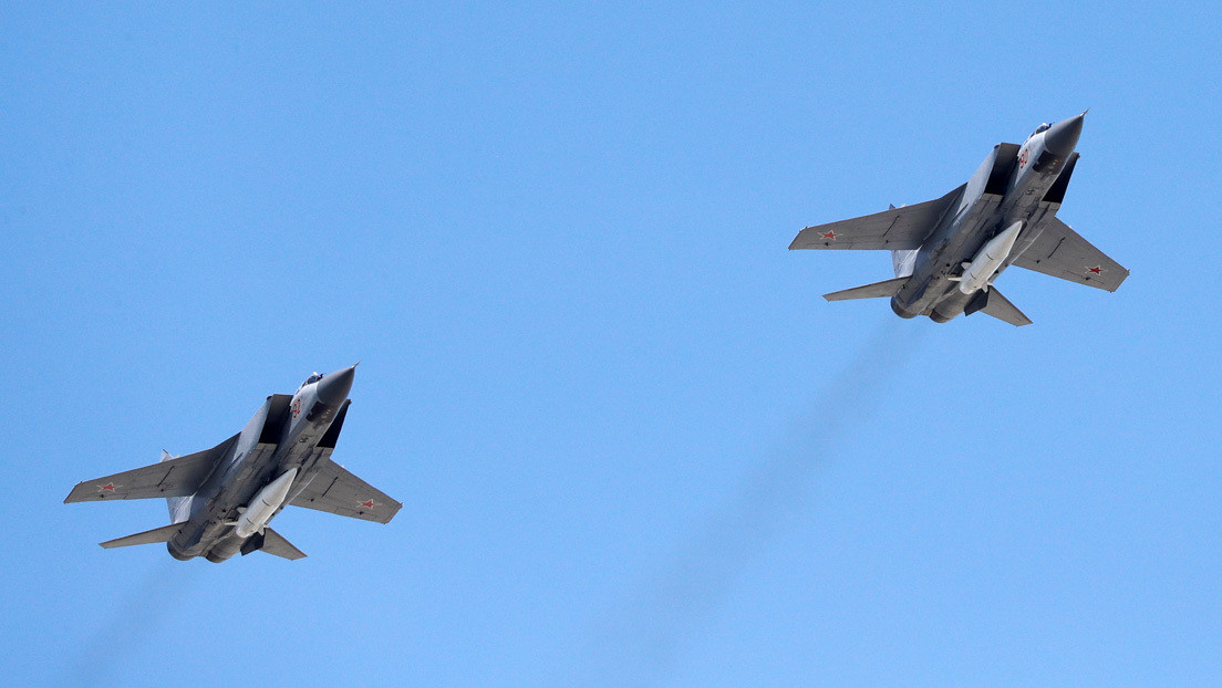 EN VIDEO: El duelo de dos cazas rusos MiG-31 sobre el Pacífico