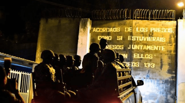 Soldados del ejército hondureño llegan al centro penitenciario de Tela, en Honduras, tras un tiroteo entre reclusos, el 21 de diciembre de 2019.JOSÉ VALLE / EFE