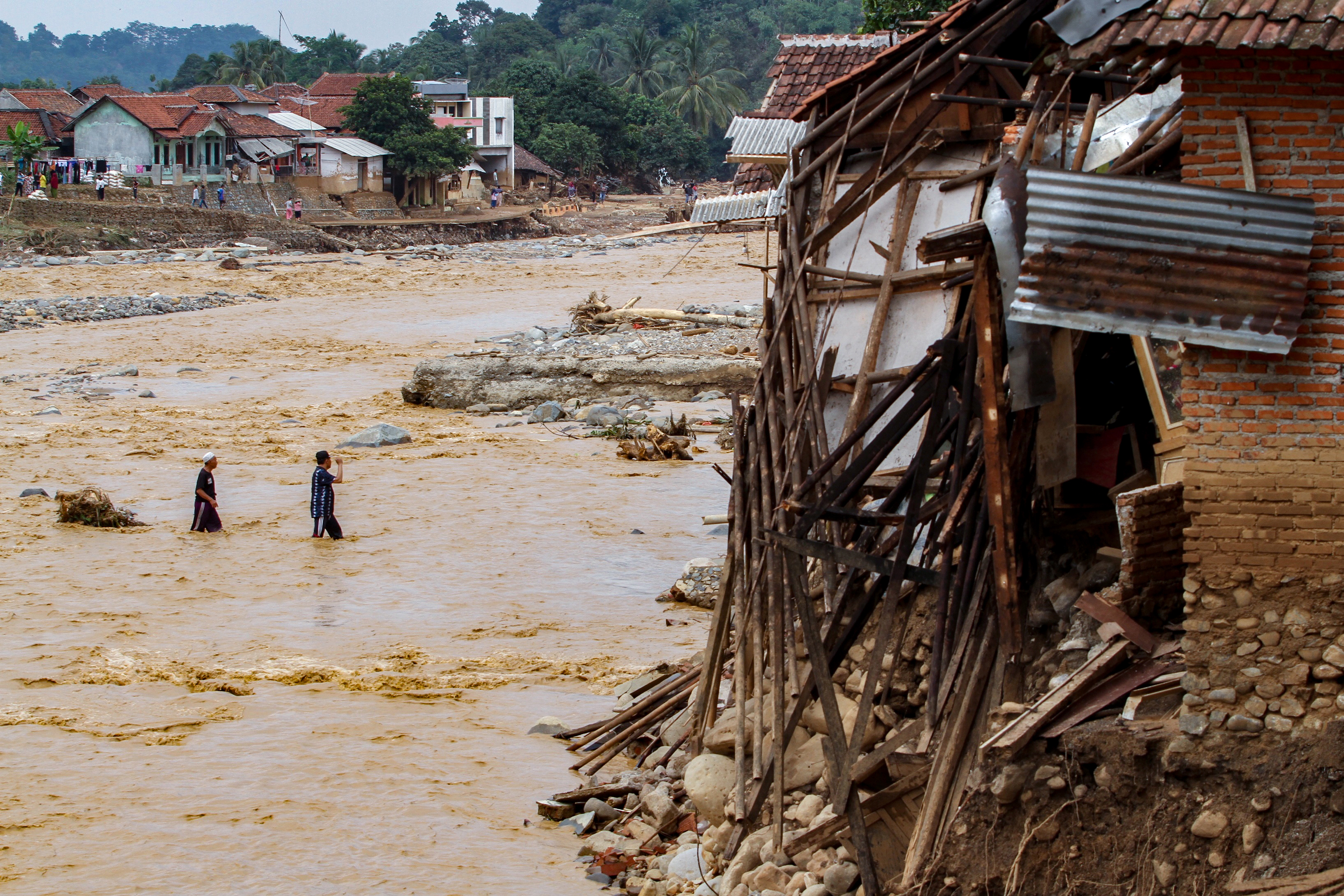 Al menos 30 muertos a causa de las inundaciones en Indonesia