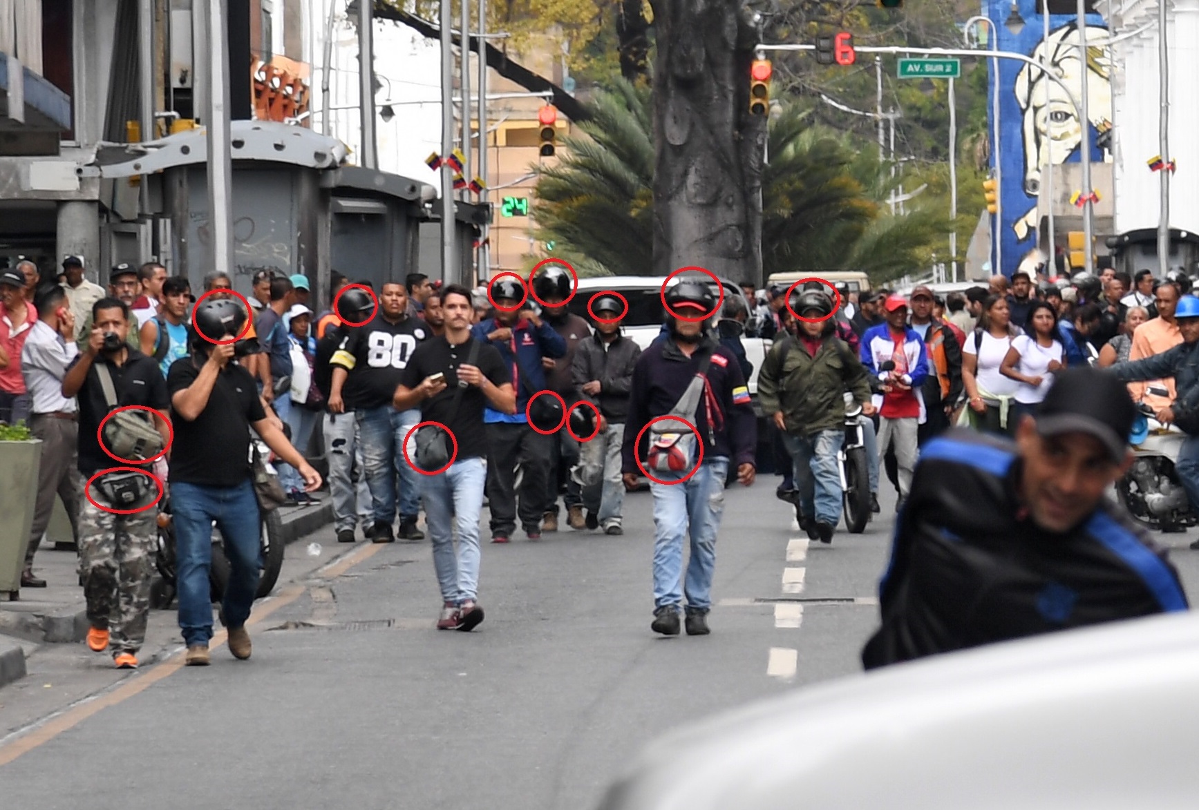 Los sospechosos detalles de los colectivos en los alrededores de la AN (fotos)