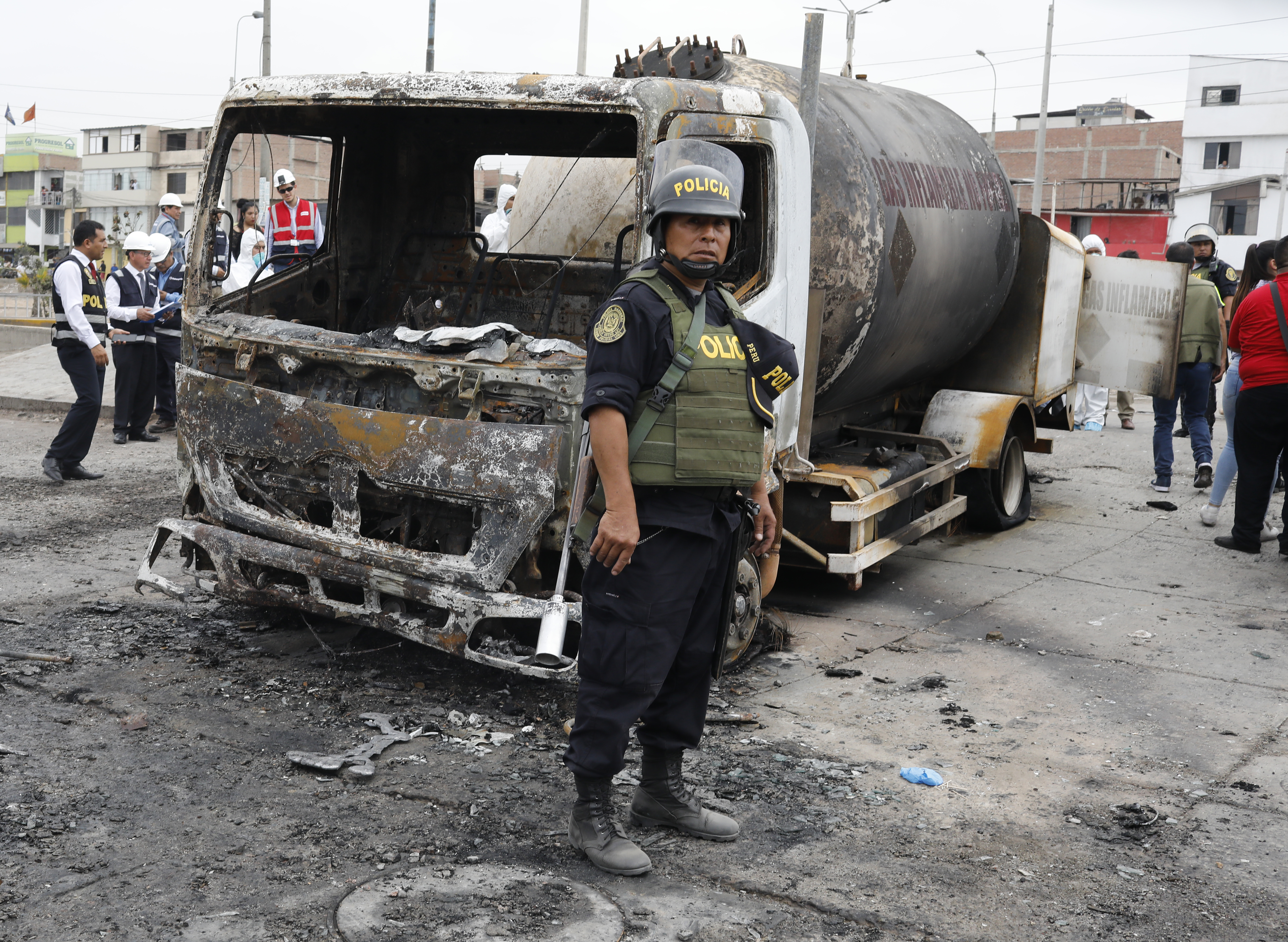Explosión de camión cisterna con gas licuado dejó al menos ocho muertos en Lima (Fotos)