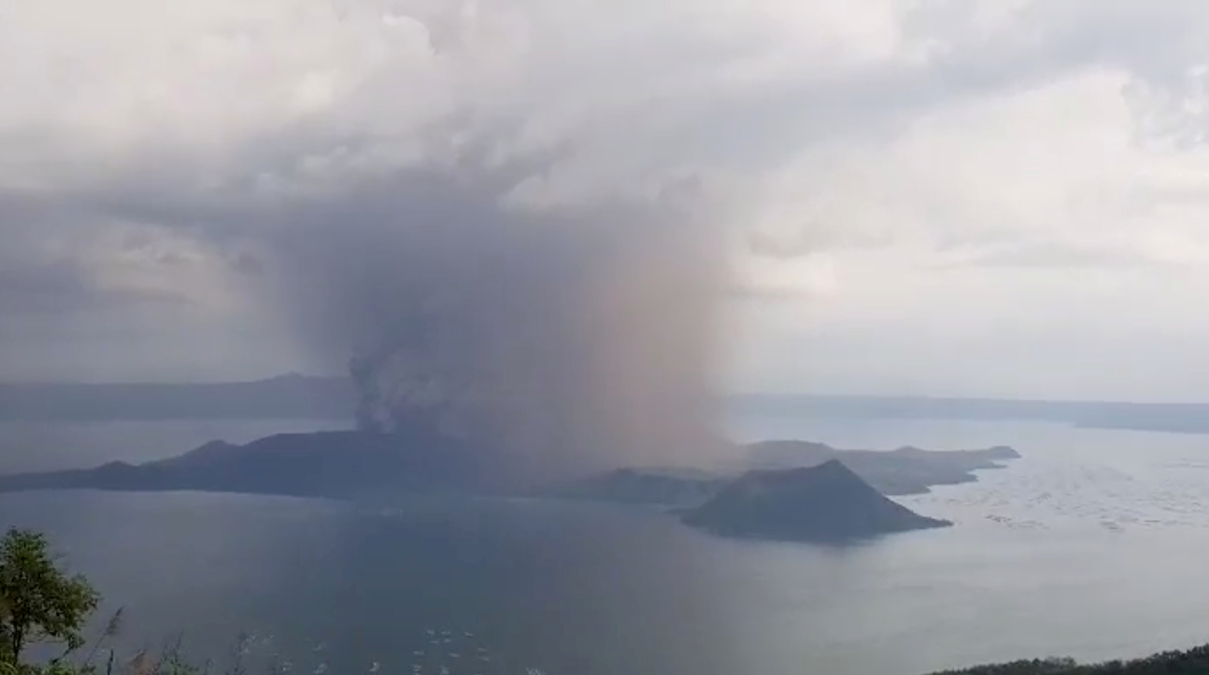 El volcán Taal de Filipinas expulsa una columna de vapor de 20 metros