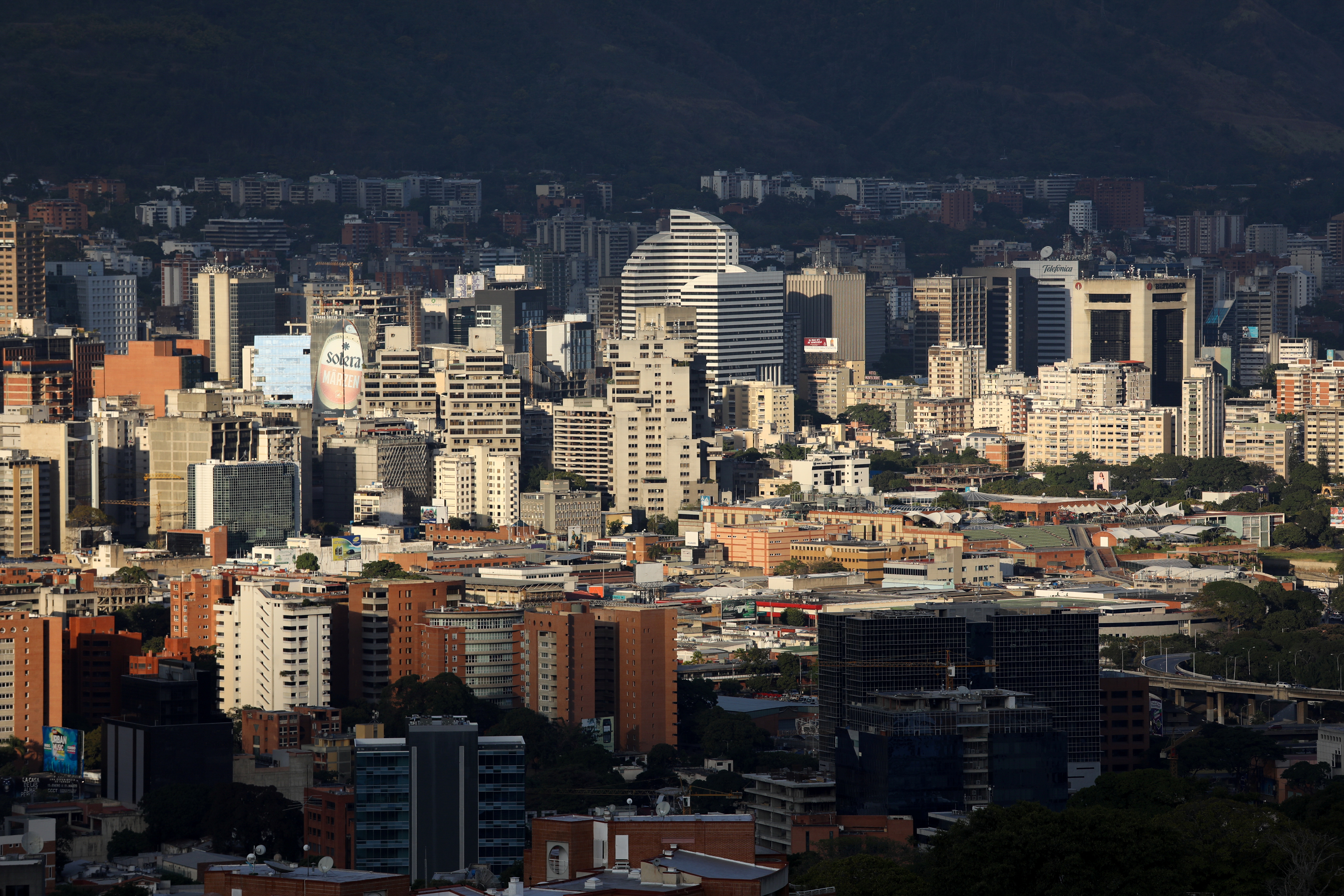 Caracas y un alto miembro del régimen, en contra de la “gobernación” capitalina que pretende Maduro