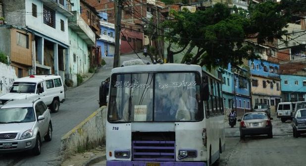 Transporte público se incendió al impactar una vivienda en Catia (Fotos)