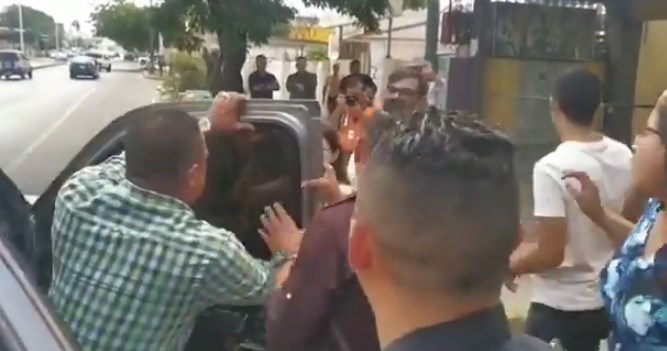 Contundente reclamo al diputado Kerrins Mavarez por “salta talanquera” terminó en portazo en la nariz (VIDEO)