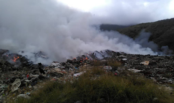 Reportan incendio en relleno sanitario de La Guaira #20Ene  (FOTOS)