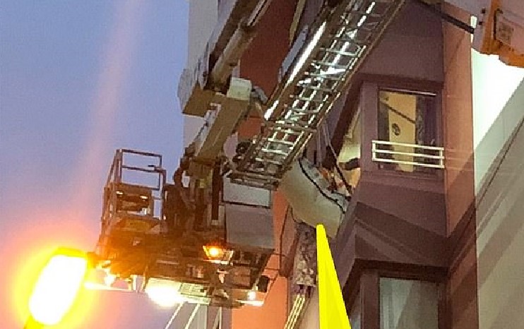 Estaba tan GORDÍSIMO que tuvieron que sacarlo por la ventana en una grúa (FOTOS)