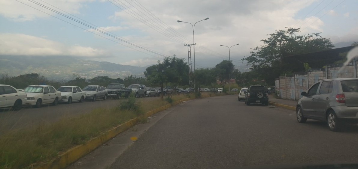 Persisten las KILOMÉTRICAS colas en Táchira para surtir gasolina #2Ene (Foto)
