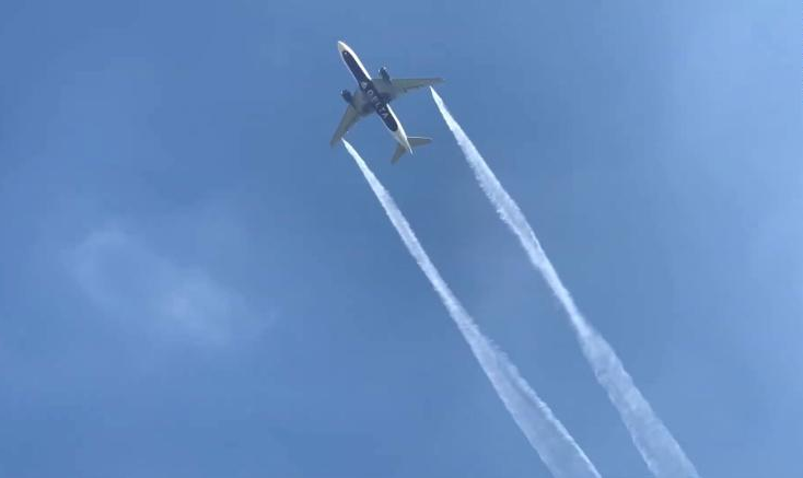 Un avión roció accidentalmente gasolina sobre más de 20 personas en Los Ángeles (Videos)