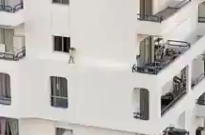 El escalofriante VIDEO de una niña corriendo por la estrecha cornisa de un edificio
