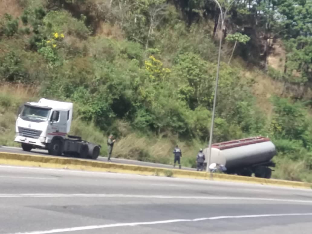 Gandola de Pdvsa perdió el tanque con combustible y genera fuerte cola en la ARC (Fotos)