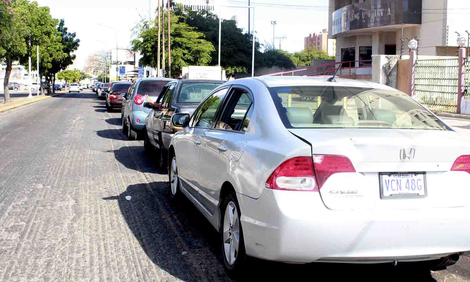 Escasez de combustible llega a punto extremo y AN denuncia caos en regiones