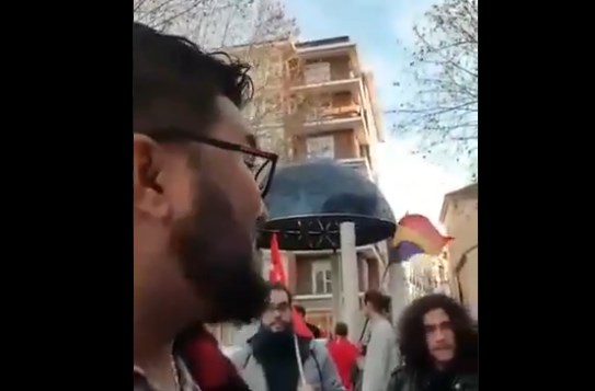 Venezolano dejó en ridículo a comunistas españoles durante un acto a favor de Maduro (VIDEO)