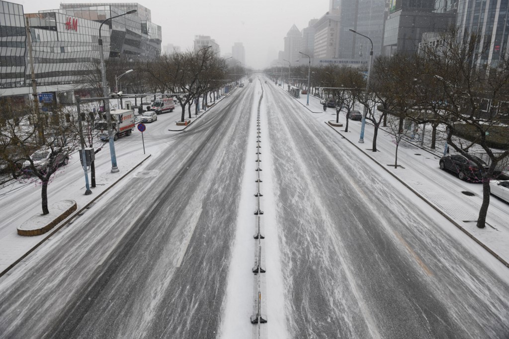 La cara del miedo: El coronavirus convirtió a la bulliciosa Beijing en una ciudad fantasma (FOTOS)