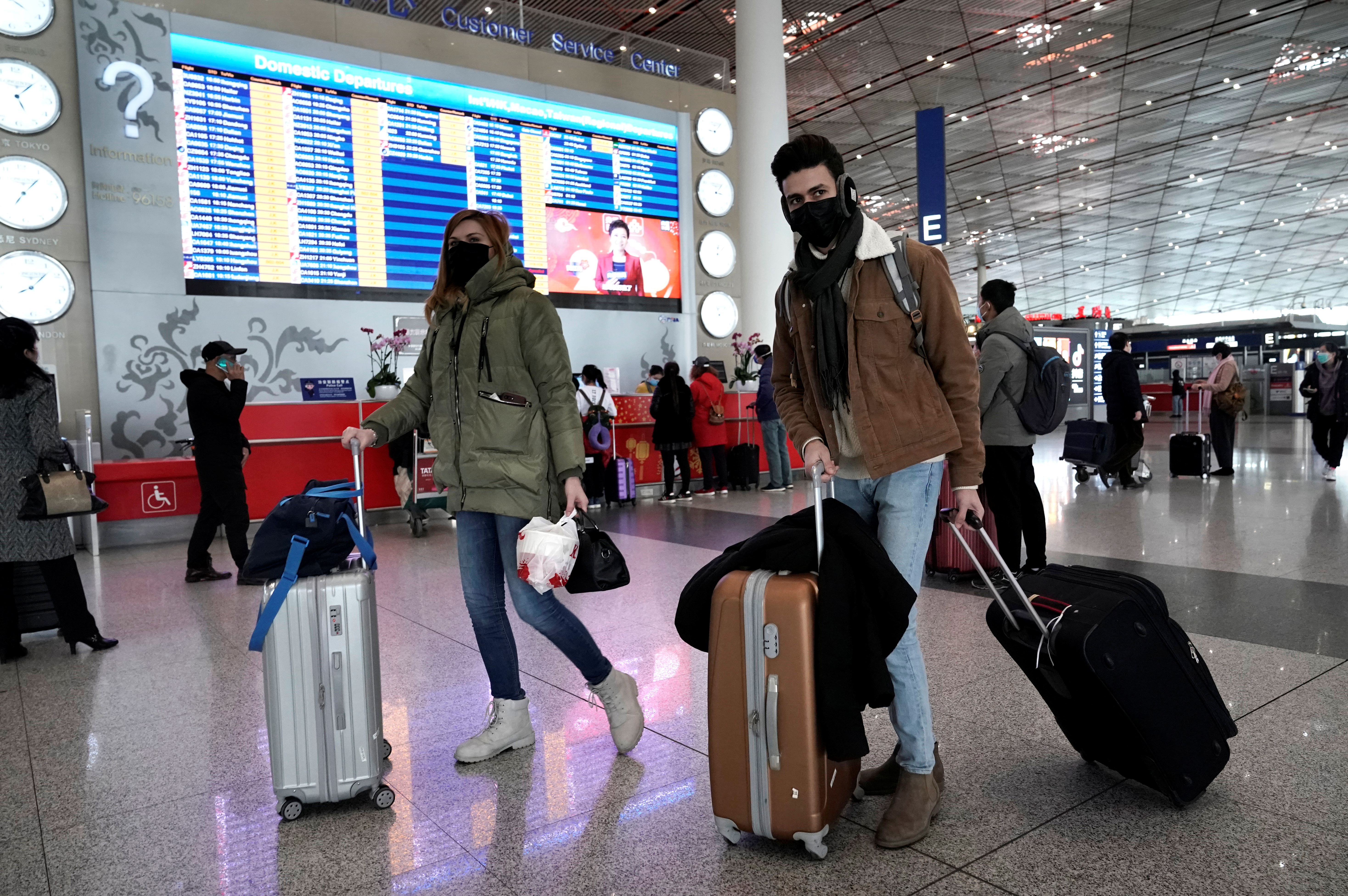 Peluqueros y profesores de taichí: Así matan el tiempo los repatriados de Wuhan en Francia