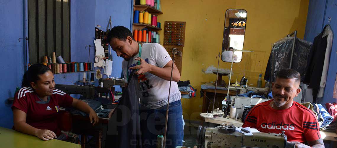 Sastrerías sobreviven con arreglos de ropa vieja