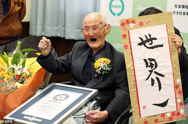 Sonriendo, Chitetsu Watanabe dijo que el secreto de una larga vida es "no enojarse y no sonreír".