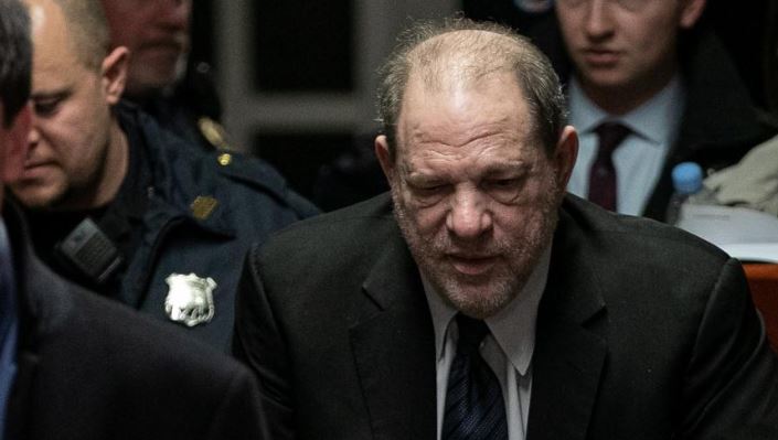 Weinstein renuncia a testificar en su juicio, cerrando así fase de declaraciones