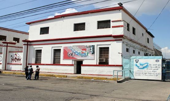 Privados de libertad mantienen secuestrada a la visita en el Centro de Reclusión de Alayón (Videos)