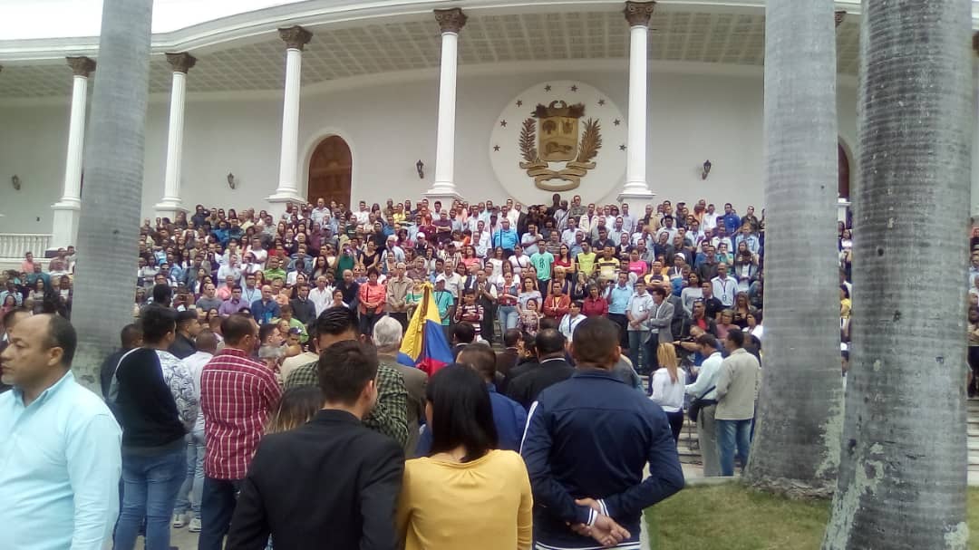 Así es que Luis “Clap” Parra logra un quórum: Ofreciendo “villas y castillas” a trabajadores de la AN (Fotos y Videos)