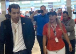 Presunta trabajadora de Conviasa insultó a Guaidó en su llegada a Maiquetía #11Feb (Video)