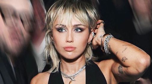 ¡Sin pudor! Miley Cyrus mostró sus pezones con esta blusa transparente