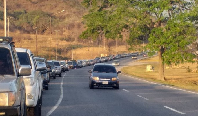 Así amaneció la KILOMÉTRICA cola en Carabobo para surtir gasolina #1Feb (Foto)