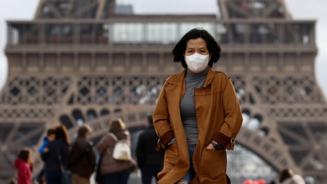 La Torre Eiffel se une a los aplausos en favor del personal sanitario