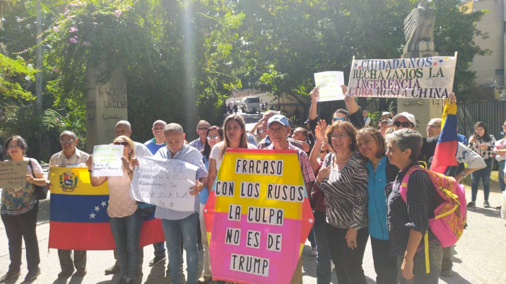 En Fotos: Protestaron en rechazo de la llegada de Lavrov cerca de la embajada de Rusia