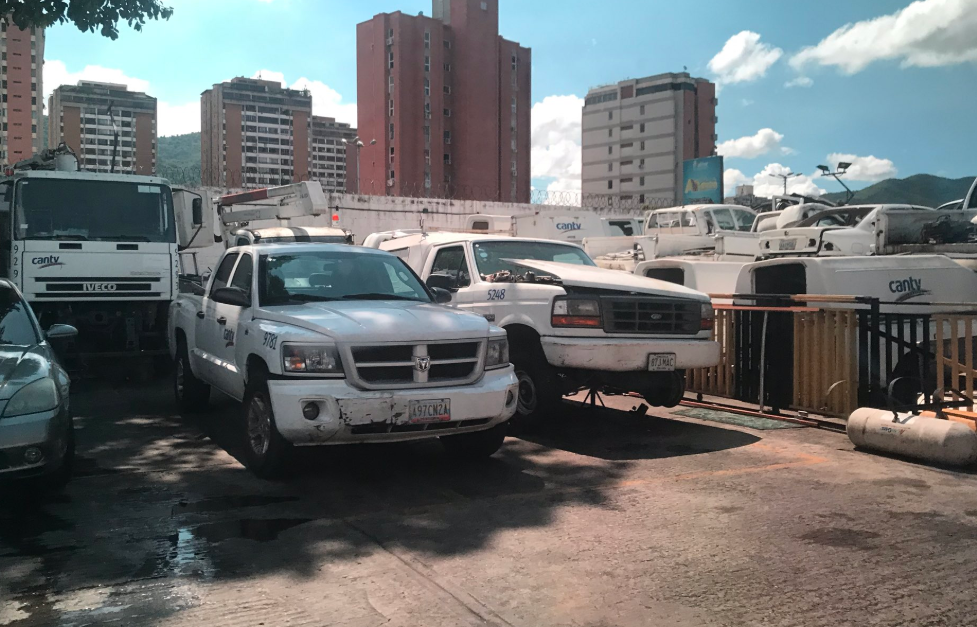 El CEMENTERIO de chatarra que esconde Cantv en Caracas (VIDEO)