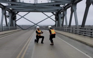 ¡Hermoso! Ingeniero le propuso matrimonio a su novia… ¡en el puente que construyeron juntos! (FOTOS)