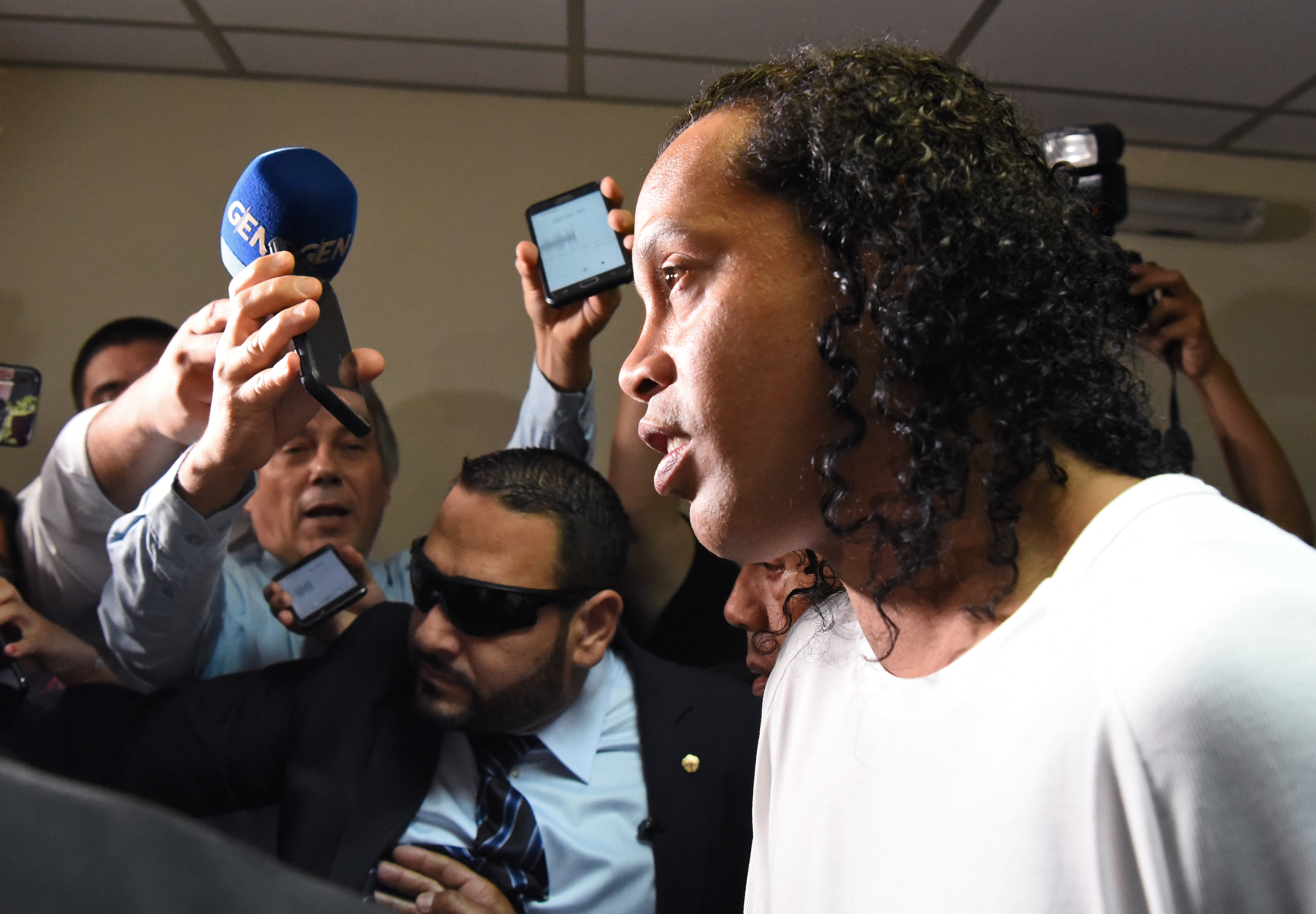 Un tribunal paraguayo ratifica que Ronaldinho debe seguir preso