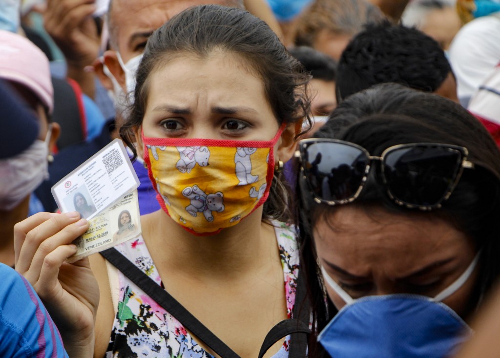 Abarrotado de gente se encontraba el paso fronterizo en Apure este #1Jul (Fotos)