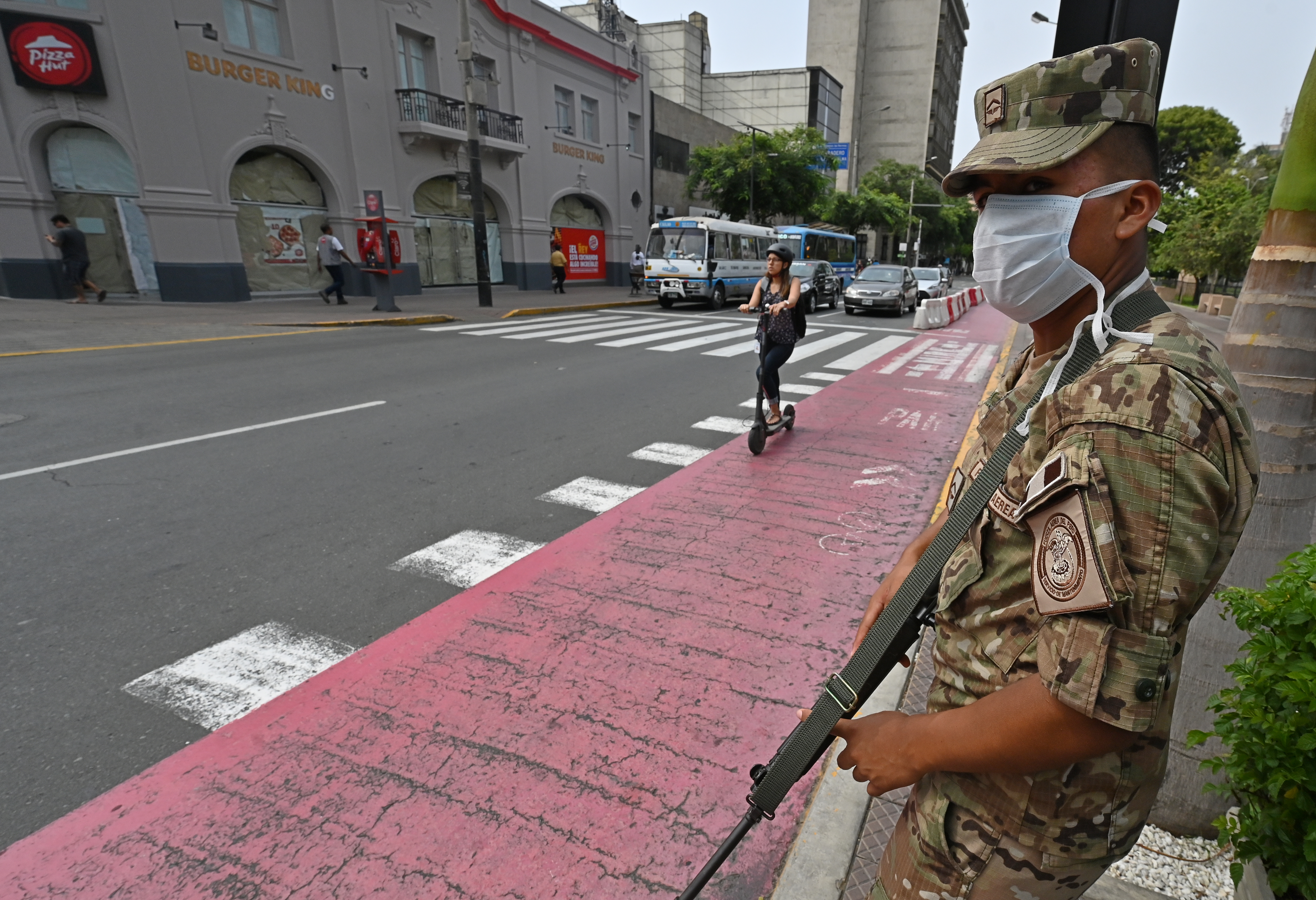 Más de 150 detenidos en primer día de toque de queda por coronavirus en Perú