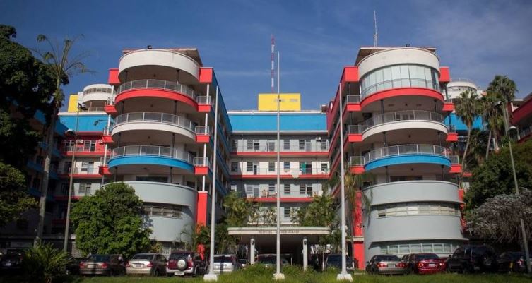 Las afueras de la emergencia del Hospital Universitario están repletas de desechos clínicos (Video)