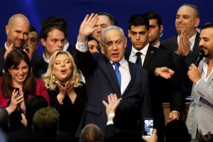 Tribunal israelí ordena a hijo de Netanyahu que deje de hostigar a opositores