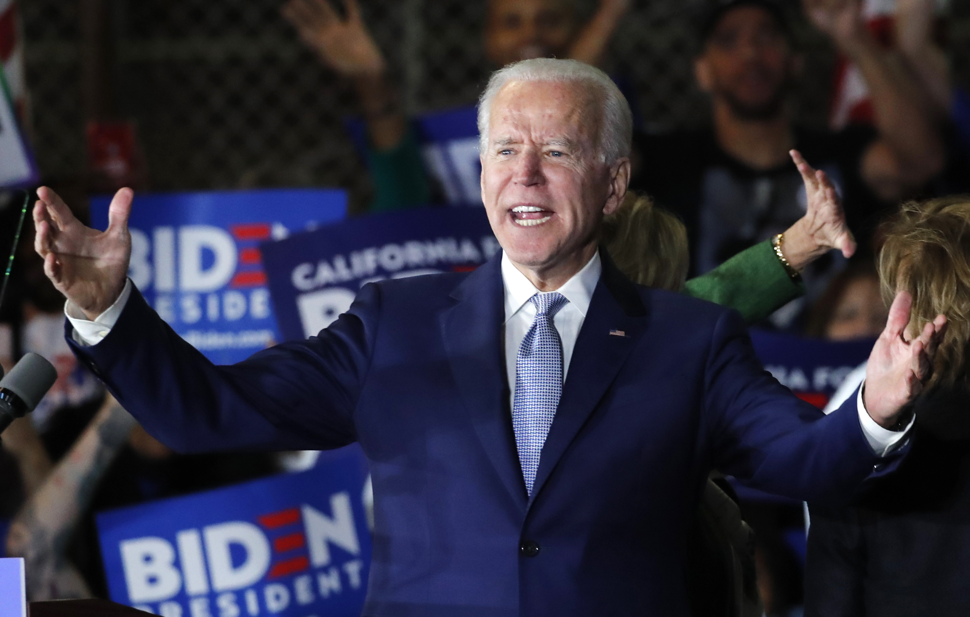 Biden celebra la lucha por la democracia venezolana y Arreaza responde con deslucida foto