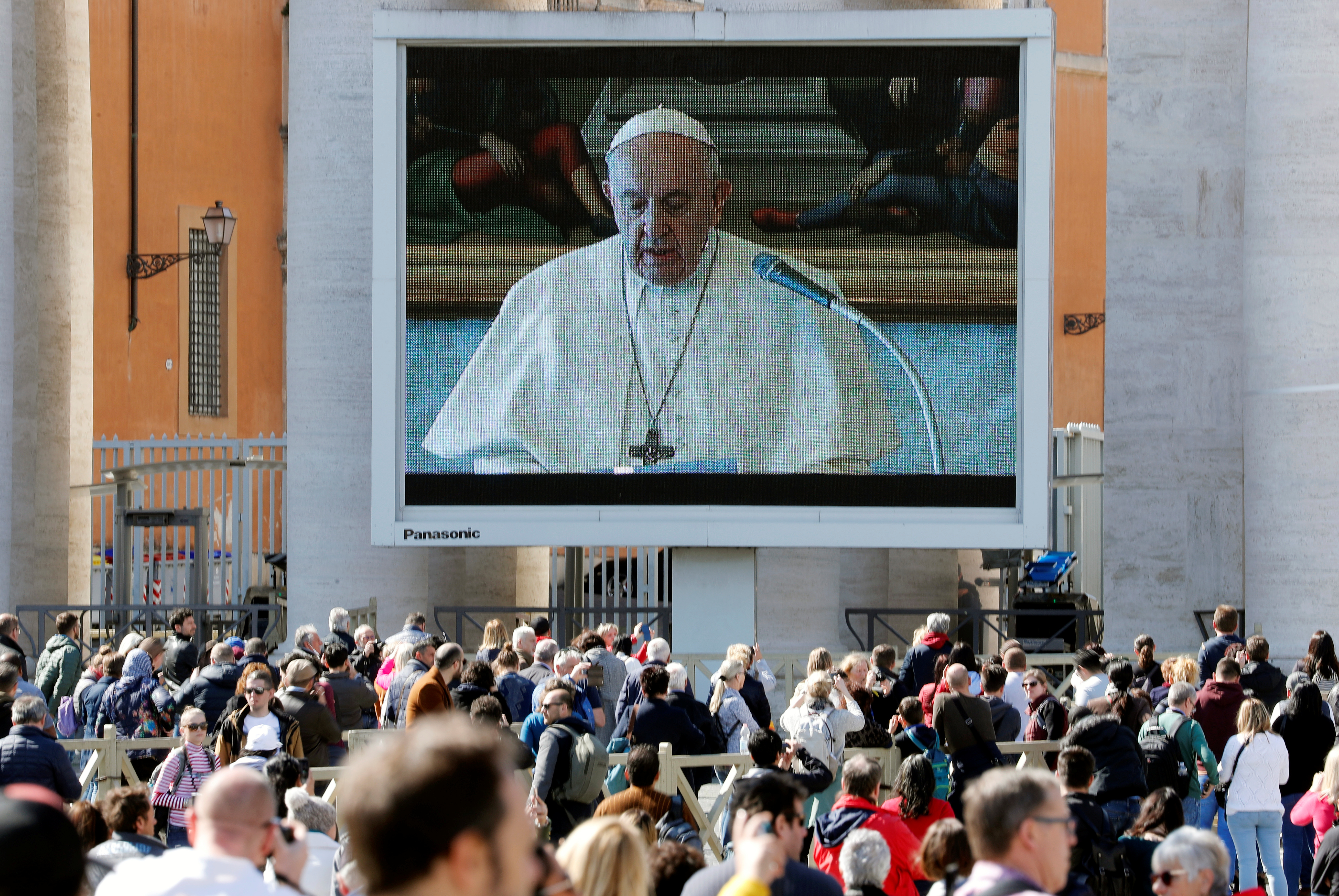 El papa Francisco anima a los curas a salir al encuentro de los enfermos de coronavirus